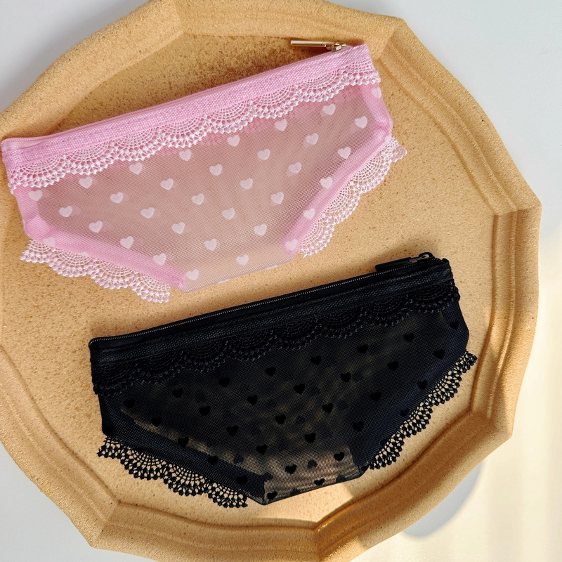 Briefs Shape Travel Cosmetic B - Travel Accessories Pouch のレビューと価格