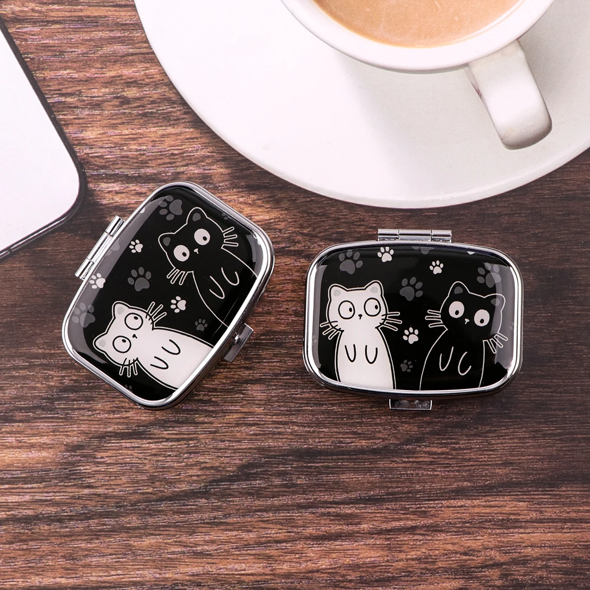 Cartoon Black And White Cat Tr - Travel Accessories Gadget のレビューと価格